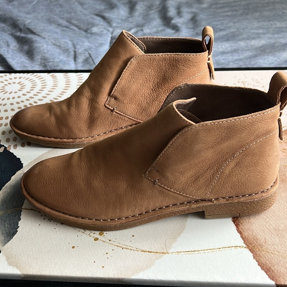 NWOT Dolce Vita tan booties